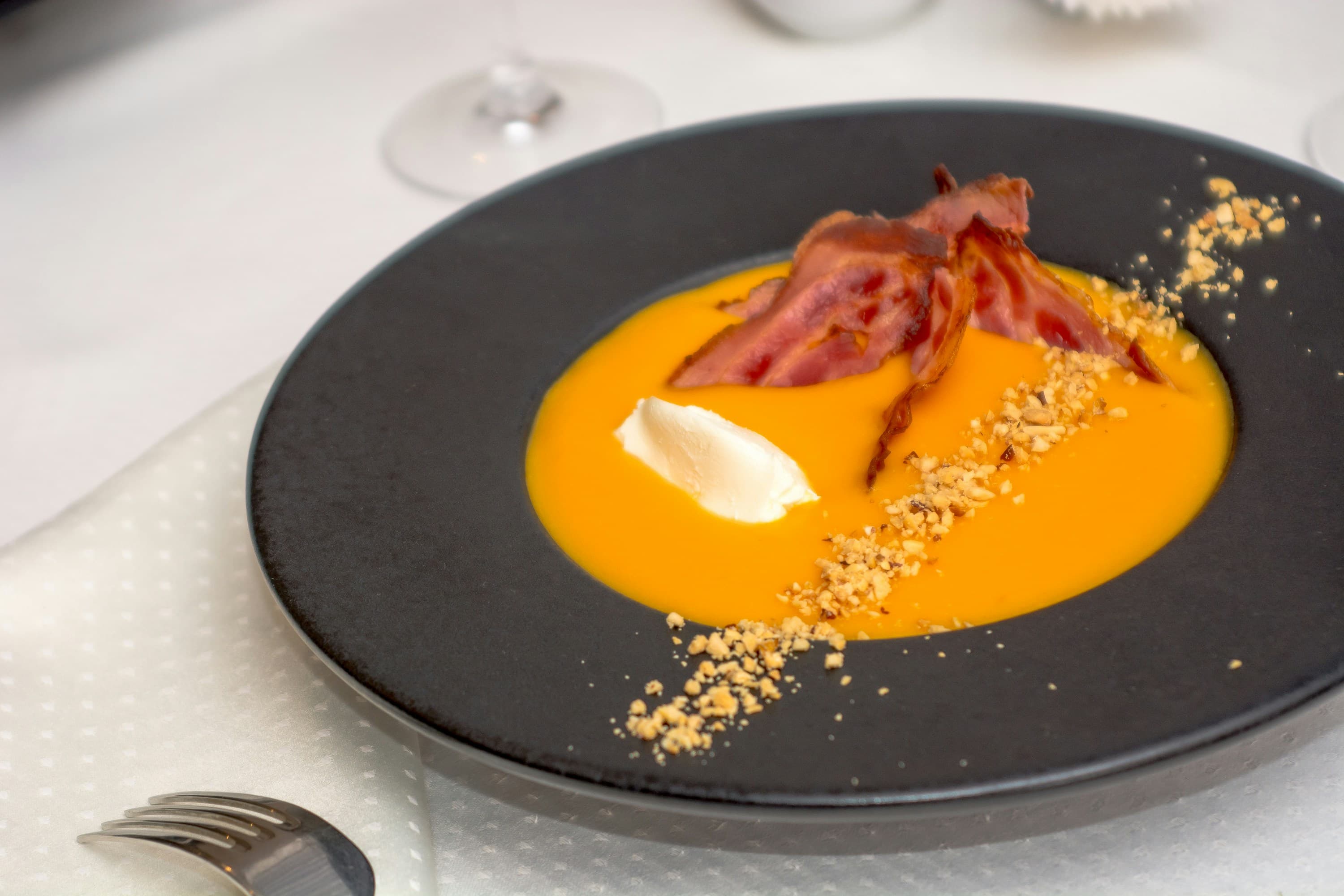 Crema de Espárragos Blancos con Jamón Ibérico Crujiente y Trufa