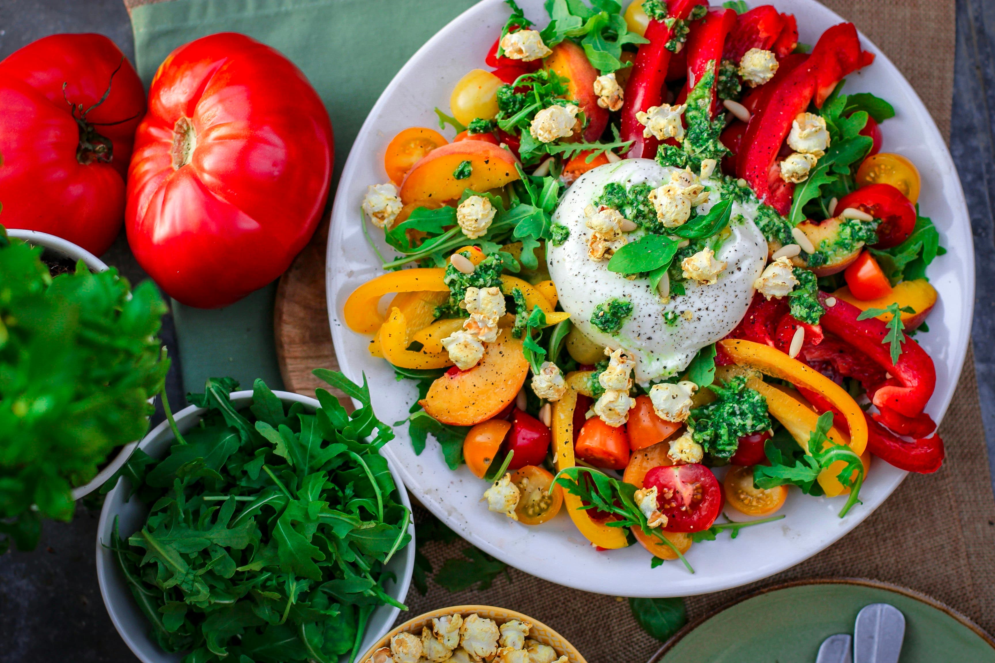 Ensalada de Burrata con Tomates Asados y Pesto de Albahaca