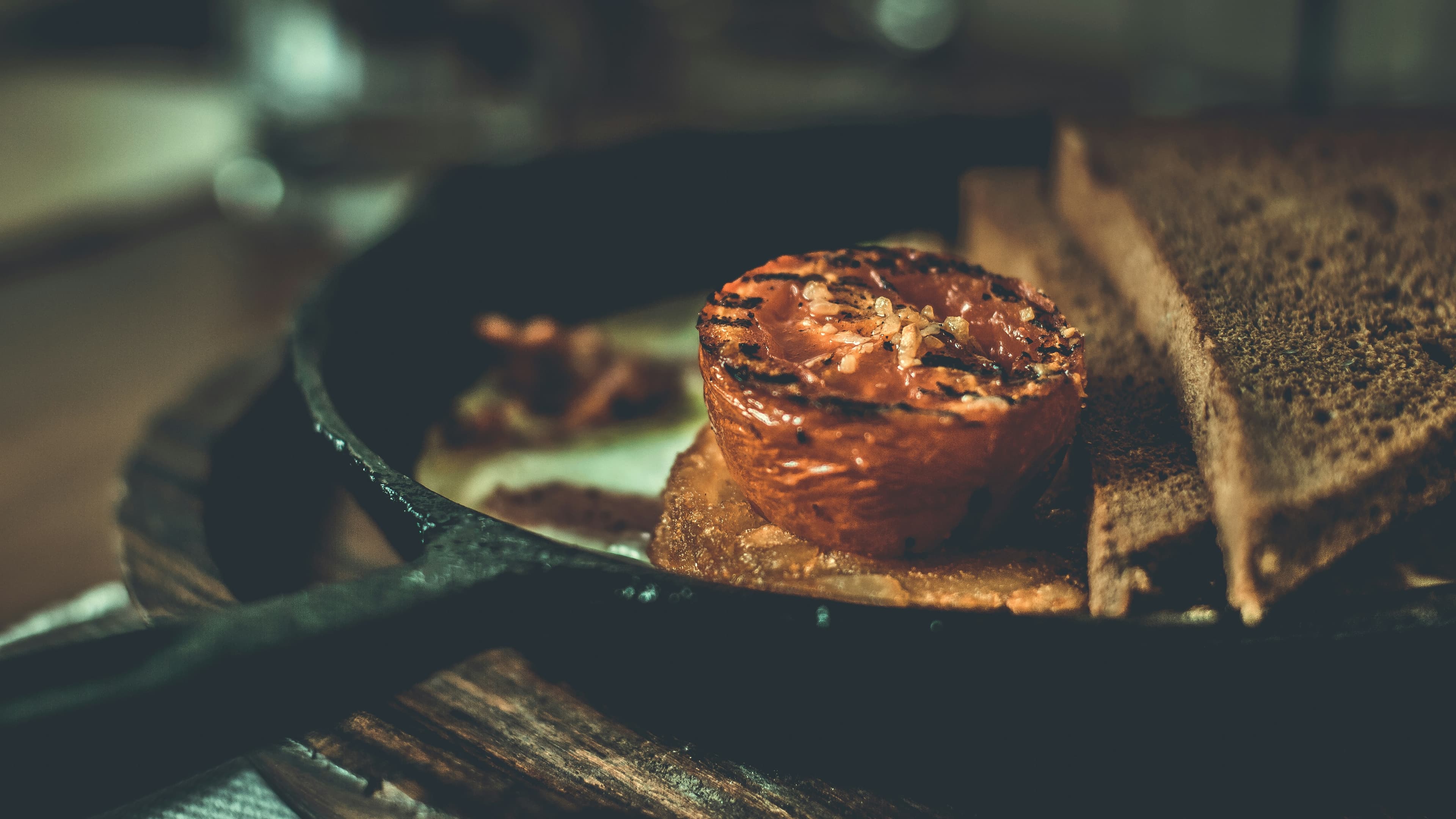 Foie Gras Salteado con Compota de Higos y Brioche Tostado
