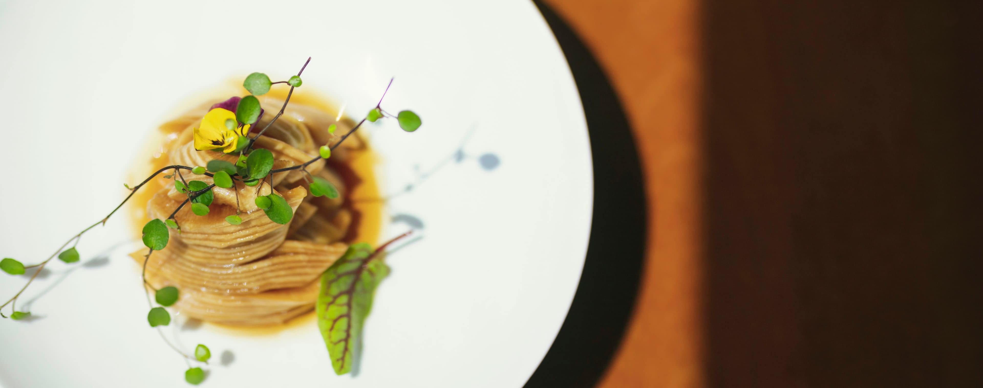 Merluza en Salsa Verde con Almejas y Espárragos Trigueros