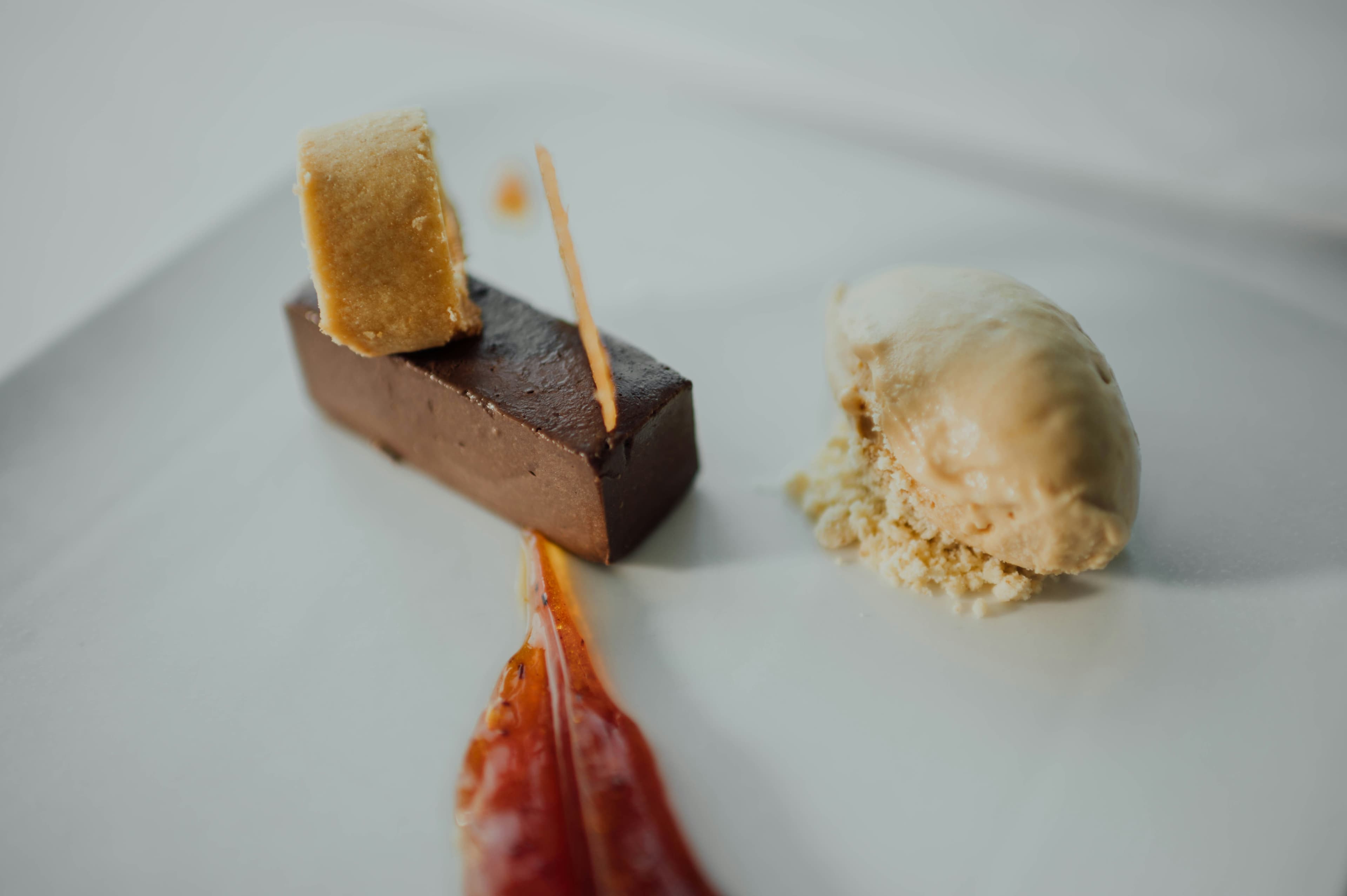 Mousse de Chocolate Negro con Coulis de Maracuyá y Flor de Sal
