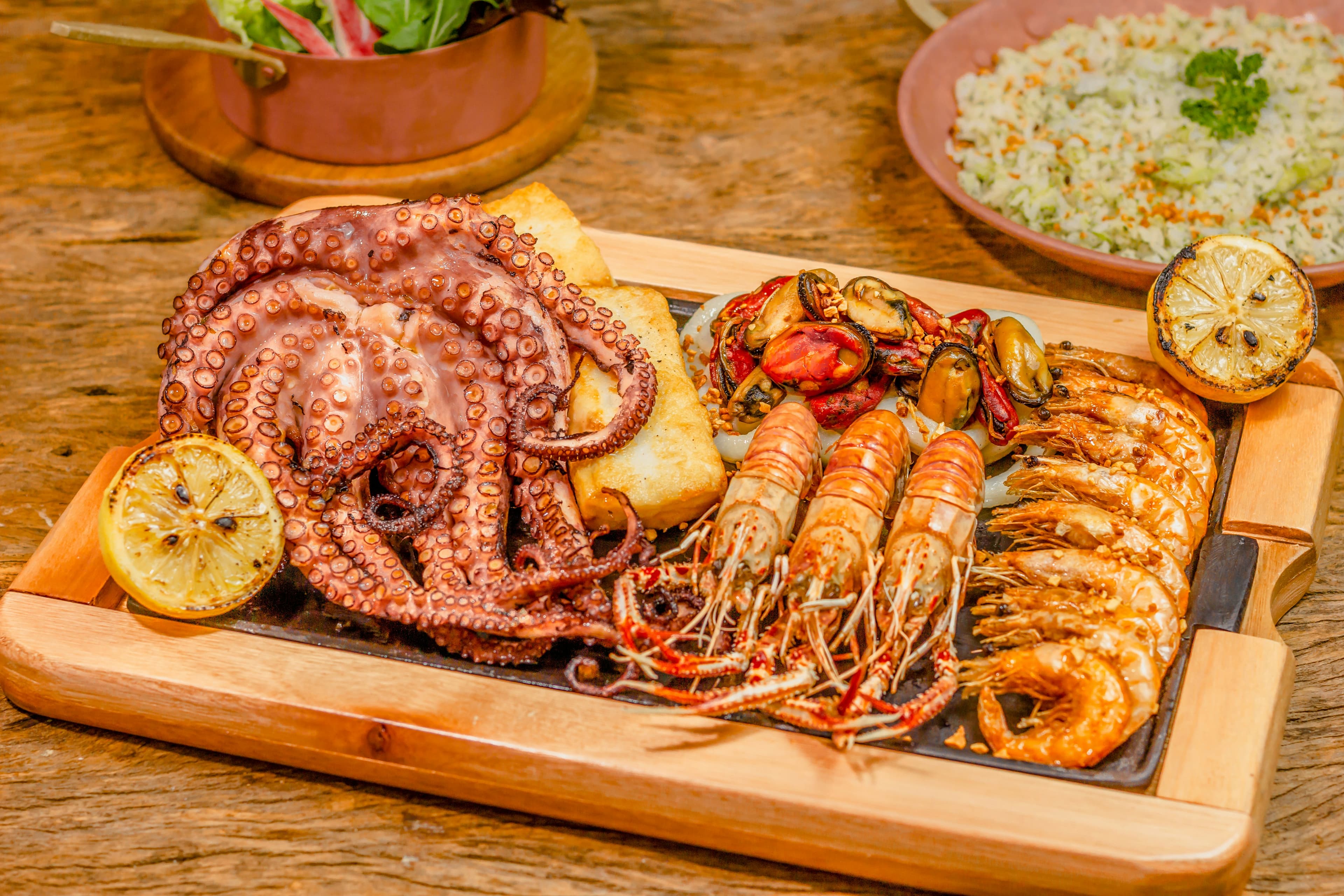 Pulpo a la Brasa con Patata Aplastada y Aceite de Pimentón