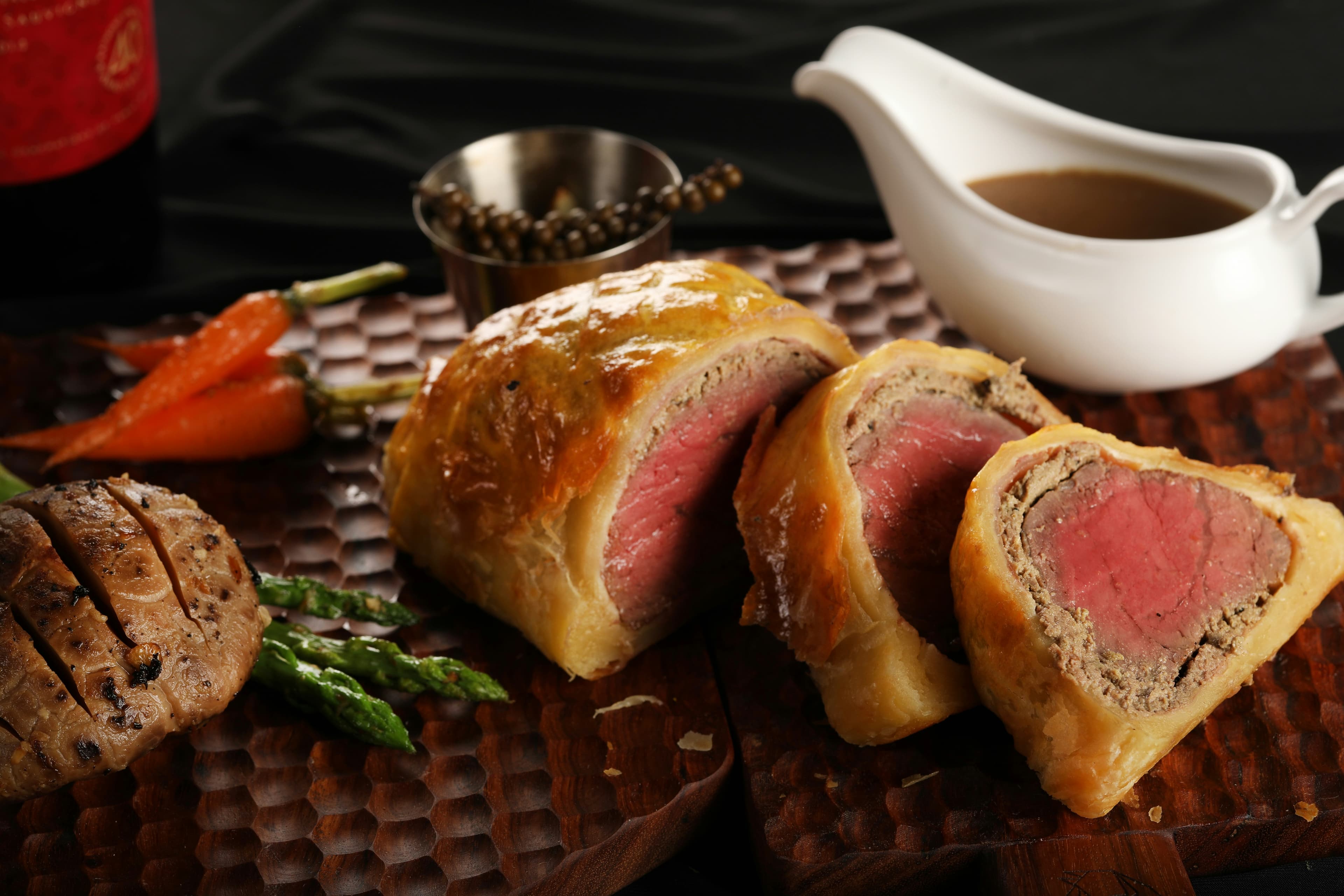 Solomillo de Ternera en Wellington con Duxelles de Setas y Mostaza de Dijon